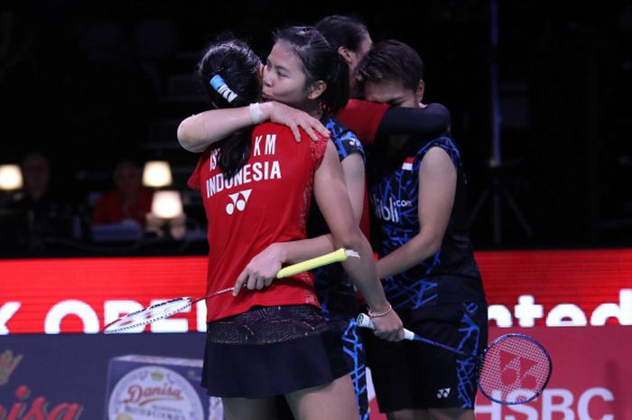 Greysia Polii/Apriyani Rahayu (jersey gelap) berpelukan dengan Ni Ketut Mahadewi Istarani/Rizki Amelia Pradipta (jersey merah) seusai bersua pada perempat final Denmark Open 2018, Jumat (19/10/2018) waktu setempat.