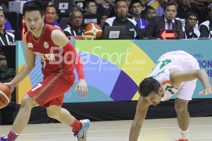 Andakara Prastawa (merah) mencoba memasuki area tim India di partai final test event Asian Games 2018 cabang olahraga basket antara Indonesia vs India yang digelar di Hall Basket Senayan, Senin (12/2/2018).