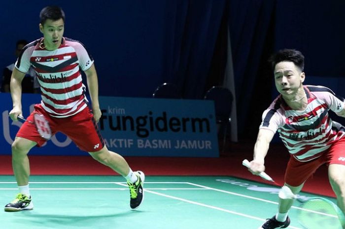 Pasangan ganda putra Indonesia, Marcus Fernaldi Gideon/Kevin Sanjaya Sukamulji, mengembalikan kok kearah Mohammad Ahsan/Hendra Setiawan pada babak pertama Indonesia Open yang berlangsung di Istora Senayan, Jakarta, Rabu (3/7/2018).