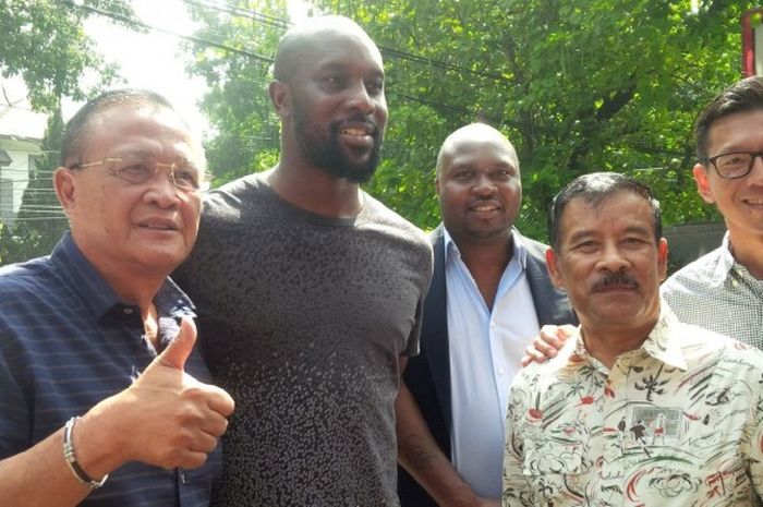 Carlton Cole (kedua dari kiri) berfoto bersama manajer Persib Bandung Umuh Muchtar beserta petinggi PT PBB Zainuri Hasyim dan Teddy Tjahyono di Graha Persib, Jalan Sulanjana, Kota Bandung, Kamis (30/3/2017).