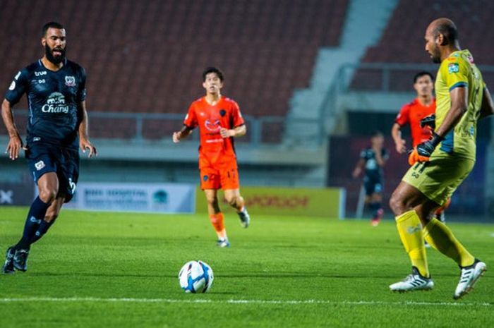 Striker Suphanburi FC, Sylvano Comvalius gagal mencetak gol saat berhadapan dengan kiper Nakhon Ratchasima FC, Samuel Cunningham pada laga pekan kedua Liga Thailand 1 di Stadion Municipality, 17 Februari 2018.