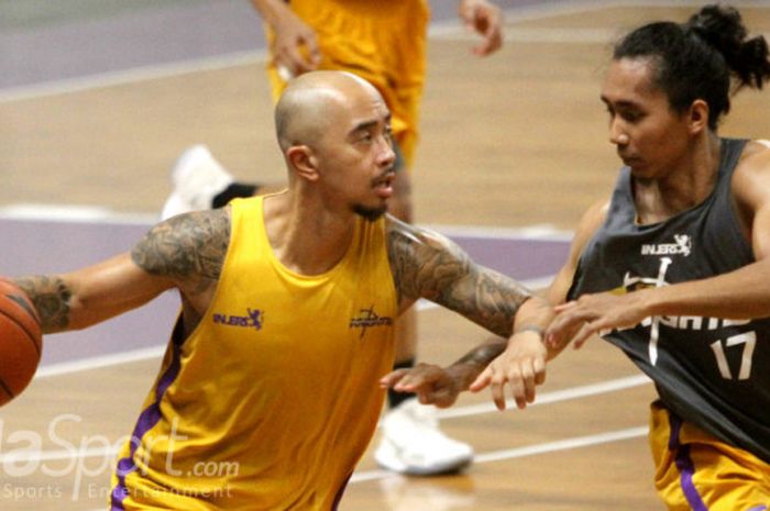 Pemain CLS Knights, Mario Wuysang (kiri) dan Arif Hidayat saat menjalani latihan di GOR Kertajaya, Kamis (9/11/2017) persiapan menjelang ABL 2017.