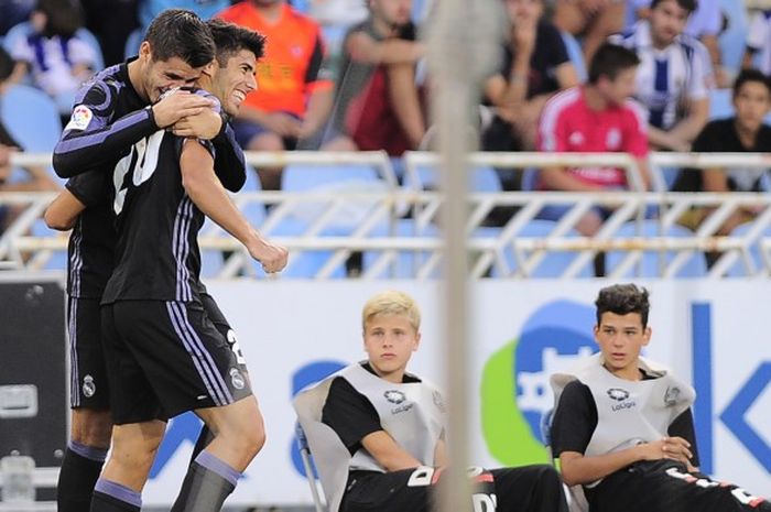 Gelandang Real Madrid, Marco Asensio Willemsen (kanan), mendapat sambutan dari rekan setimnya,  Alvaro Borja Morata, setelah mencetak gol ke gawang Real Sociedad dalam pertandingan La Liga di Stadion Anoeta, San Sebastian, Minggu (21/8/2016).