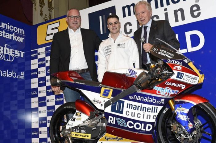 Pebalap Moto3, Romano Fenati, saat menghadiri peluncuran tim Marinelli Rivacold Snipers di Pesaro, Italia awal tahun 2017.