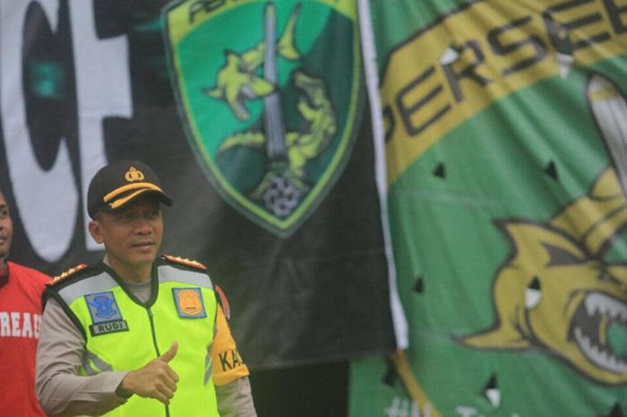 Kapolrestabes Surabaya Kombes Pol Rudi Setiawan saat bertemu bonek di Gelora Bung Tomo Surabaya, Jawa Timur