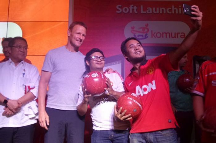 Mantan pemain timnas Inggris, Teddy Sheringham, berpose bersama Menteri Komunikasi dan Informatika Republik Indoneisa, Rudiantara, serta perwakilan fans Manchester United  pada acara launching aplikasi Komura di Jakarta, Kamis (3/5/2018).