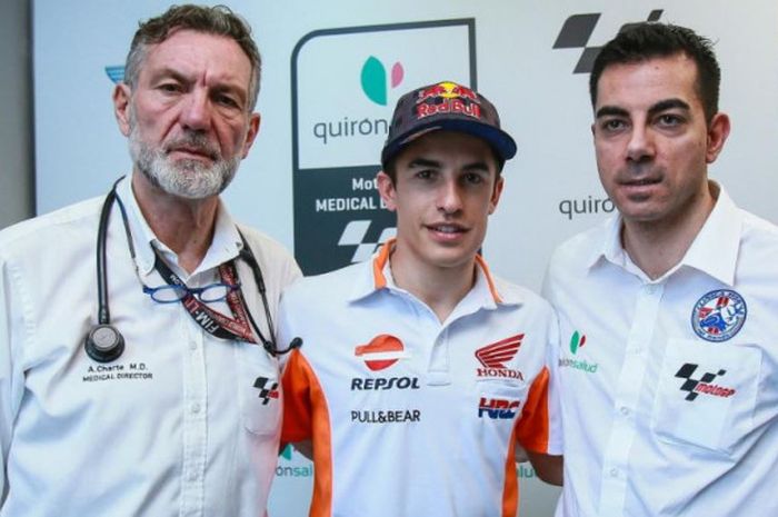 Marc Marquez (Repsol Honda) bersama Direktur Medis MotoGP, Angel  Charte (kiri).