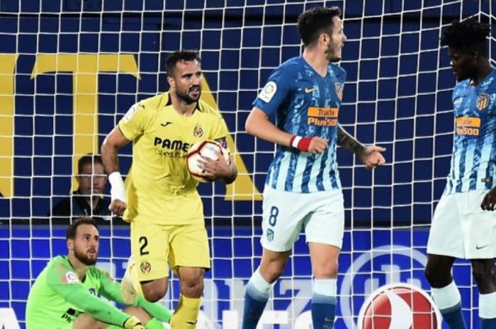 Mario Gaspar (kuning) menciptakan gol Villarreal ke gawang Atletico Madrid dalam partai Liga Spanyol di Stadion La Ceramica, 20 Oktober 2018.