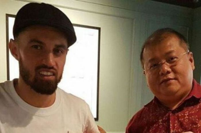 Stefano Lilipaly berfoto dengan CEO Bali United, Yabes Tanuri.