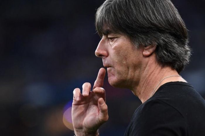 Reaksi pelatih timnas Jerman, Joachim Loew, dalam partai UEFA Nations League lawan Prancis di Stade de France, Paris, 16 Oktober 2018.