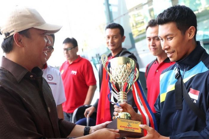 Menpora Imam Nahrawi  menyambut kedatangan tim nasional bola voli putra Indonesia yang berhasil menjuarai Turnamen Bola Voli Internasional Lienvietpostbank di Terminal 3 Bandara Soekarno Hatta, Tanggerang, Jumat (1/6/2018).