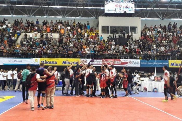 Ekspresi kemenangan tim bola voli putra Surabaya Bhayangkara Samator setelah menang atas Palembang Bank SumselBabel 3-0 pada final Proliga 2018 yang berlangsung di GOR Among Rogo, Yogyakarta, Minggu (15/4/2018).