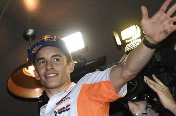 Pebalap tim Repsol Honda, Marc Marquez, menyapa para penggemarnya selepas tes pramusim yang berlangsung di Sirkuit Buriram, Thailand, Minggu (18/2/2018).