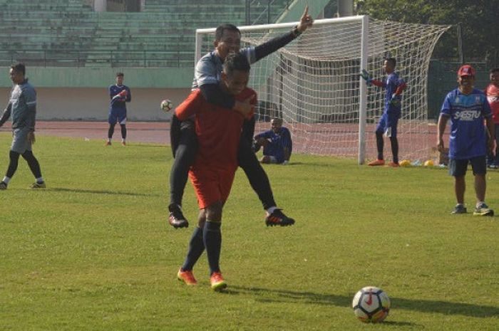 Pelatih Persis Solo, Jafri Sastra (digendong) saat uji lapangan di Stadion Manahan Solo, Senin (14/5/2018).