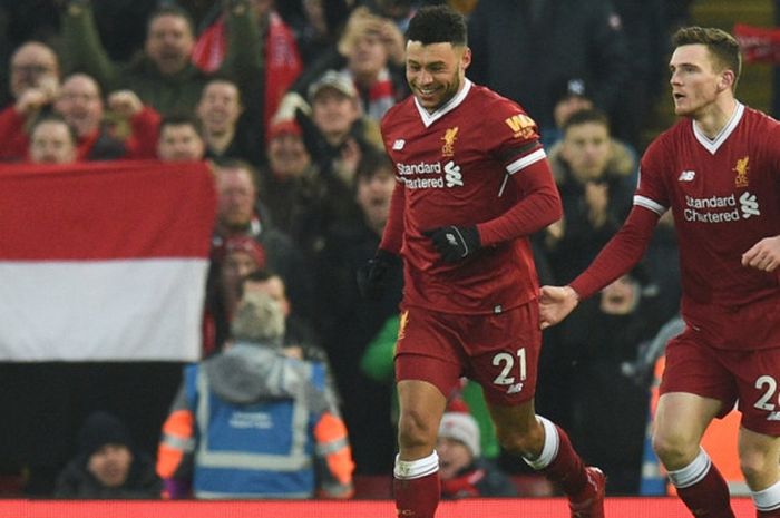 Gelandang Liverpool FC, Alex Oxlade-Chamberlain (kiri), merayakan gol yang dia cetak ke gawang Manchester City dalam laga Liga Inggris di Stadion Anfield, Liverpool, pada 14 Januari 2018.