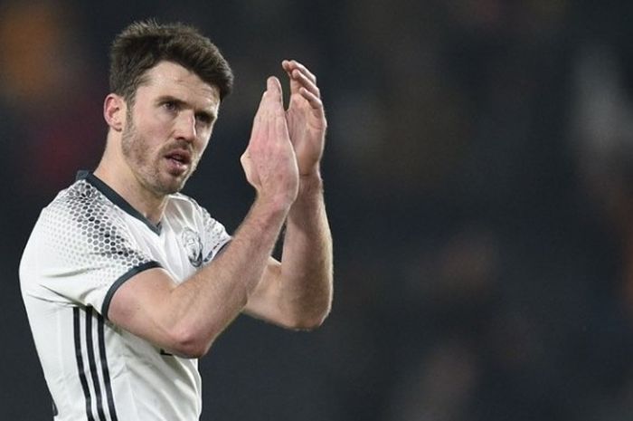 Ekspresi Michael Carrick setelah Manchester United melawan Hull City pada partai semifinal kedua Piala Liga Inggris di Stadion KCOM, Jumat (27/1/2017).