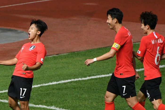   Selebrasi pesepak bola Korea Selatan Lee Seungwoo (kiri) saat babak 16 besar pada Asian Games 2018 di Stadion Wibawa Mukti, Cikarang, Jawa Barat, Kamis (23/8).   