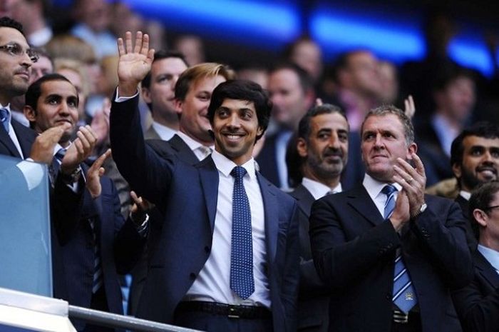 Pemilik City Football Group, Sheikh Mansour bin Zayed Al Nahyan, melambaikan tangannya saat berada di Stadion Etihad. 