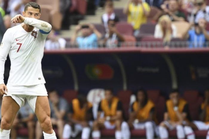 Cristiano Ronaldo mengambil ancang-ancang tendangan bebas dalam laga timnas Portugal lawan Maroko pada Piala Dunia 2018 di Stadion Luzhniki, Moskow, 20 Juni 2018.