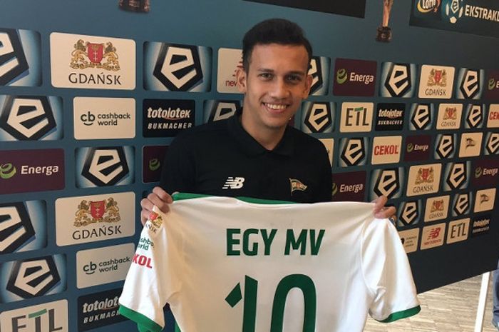  Egy Maulana Vikri resmi diperkenalkan sebagai pemain baru Lechia Gdansk, Minggu (11/3/2018) di Energa Stadium. 