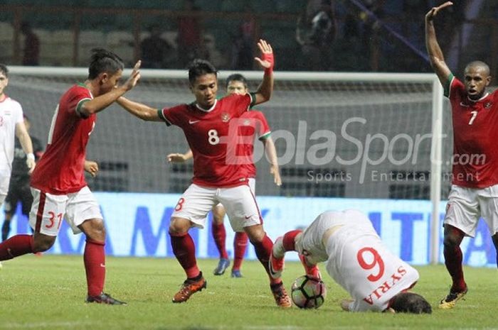 Pemain Timnas Indonesia Febri Hariyadi (kiri), M Taufiq (tengah), dan Boaz Solossa (kanan) mengangkat tangan setelah pemain Suriah U-23 Ahmad Ashkar terjatuh dalam laga yang dihelat di Stadion Wibawa Mukti, Sabtu (18/11/2017)