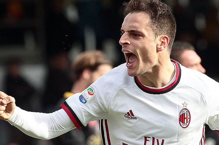 Gelandang AC Milan, Giacomo Bonaventura, melakukan selebrasi seusai mencetak gol ke gawang Benevento dalam laga lanjutan Liga Italia 2017-2018 di Stadion Ciro Vigorito, Benevento, pada 3 Desember 2017.