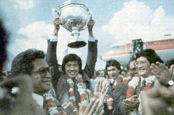 Rudy Hartono mengangkat Piala Thomas disaksikan Menpora Abdul Gafur, Liem Swie King, dan Tan Joe Hok. Rudy Hartono, Liem Swie King, dan Tan Joe Hok menjadi bagian dari generasi emas tunggal putra Indonesia pada medio 1950-1980an.