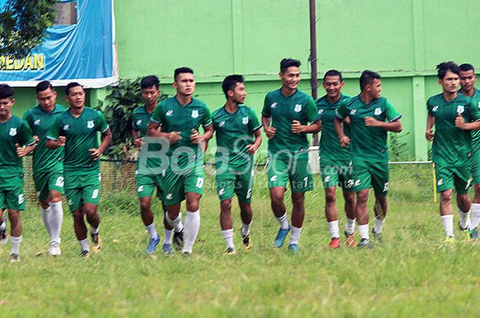 Pemain PSMS Medan saat berlatih di Stadion Kebun Bunga.