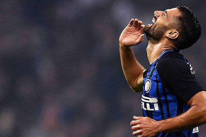 Ekspresi penyerang Inter Milan, Antonio Candreva, saat melawan AC Milan dalam laga lanjutan Italia 2017-2018 di Stadion San Siro, Milan, Italia, pada 15 Oktober 2017.