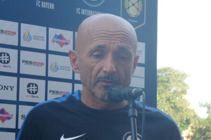 Pelatih Inter Milan, Luciano Spaletti, sebelum memimpin sesi latihan tim di Bishan Street Stadium, 28/7/2017.