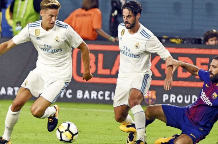 Pemain Real Madrid, Marcos Llorente dan Isco, beraksi pada duel kontra Barcelona di ajang International Champions Cup di Hard Rock Stadium, Miami, pada 29 Juli 2017.