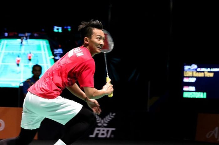 Pebulu tangkis tunggal putra Indonesia, Ihsan Maulana Mustofa, mengembalikan kok ke arah Kean Yew Loh (Singapura). Ihsan menang dnegan 22-20, 21-11 pada laga perempat final yang berlangsung di Axiata Arena, Bukit Jalil, Minggu (27/8/2017).