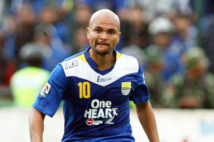 Aksi striker Persib, Serginho Van Dijk, saat melawan PSPS di stadion Siliwangi, Bandung, dalam laga 