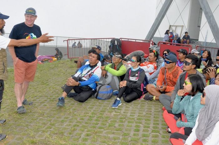 Juara dunia Paralayang 2007, Bruce Goldsmith (kedua dari kiri), didampingi Gendon Subandono, pelatih kepala Pelatnas Paralayang Asian Games 2018, dengan anggota pelatnas sebelum berlatihdi Gunung Mas, Puncak, Jawa Barat, Kamis (7/6/2018).