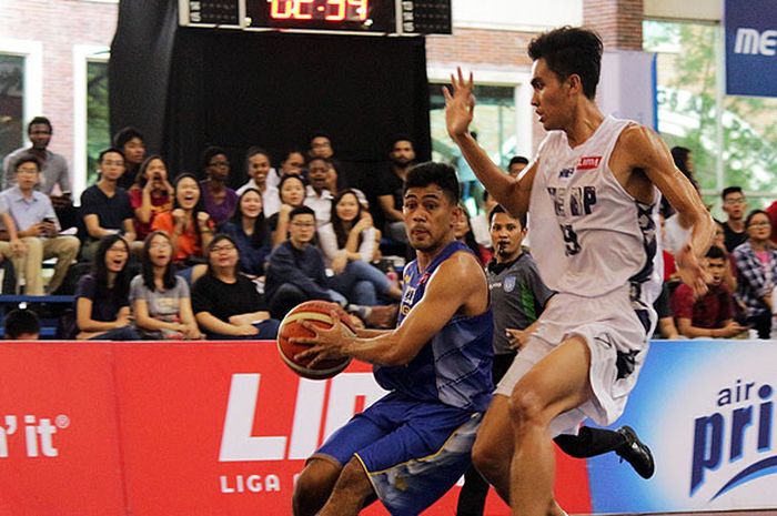 Tim basket putra Universitas Pelita Harapan (UPH) melawan STIE Bhakti Pembangunan (STIE BP)  dalam laga pembuka babak regional Liga Mahasiswa (LIMA) Basketball di GOR UPH, Karawaci, Tangerang, Senin (06/11/20117).