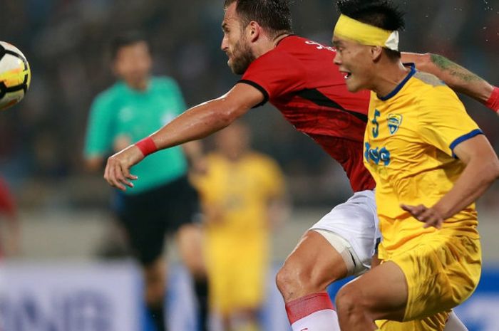 Aksi striker Bali United, Ilija Spasojevic (kiri), dalam laga keempat Grup G Piala AFC 2018 kontra wakil Vietnam, Thanh Hoa, di Stadion My Dinh, Hanoi, Selasa (13/3/2018) malam WIB.