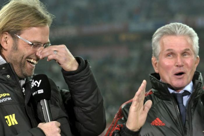 Pelatih Borussia Dortmund, Juergen Klopp, berbincang bersama pelatih FC Bayern, Jupp Heynckes, pad alaga Bundesliga di Muenchen, 19 November 2011.