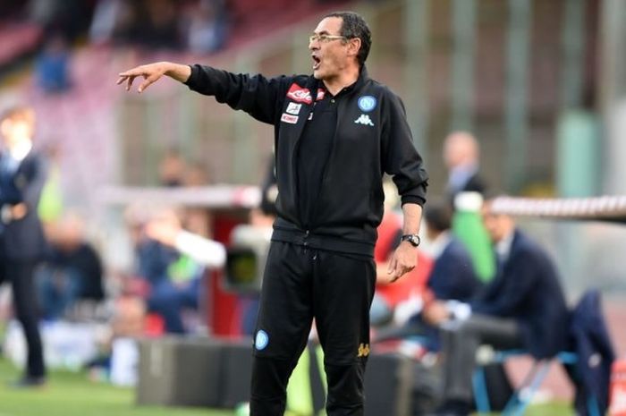 Pelatih Napoli, Maurizio Sarri saat memberikan isntruksi kepada pemainnya dalam laga Serie A melawan Cagliari Calcio di Stadio San Paolo, 06 Mei 2017. 