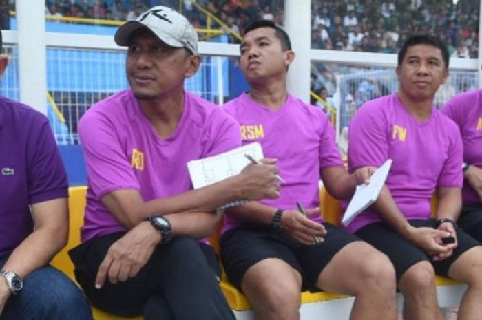 Manajer Sriwijaya FC, Ucok Hidayat (kanan) bersama Pelatih Rahmad Darmawan (bertopi) dan jajaran staf pelatih.