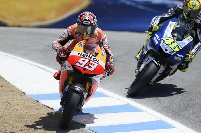  Marc Marquez meng-overtake Valentino Rossi di tikungan corkscrew Sirkuit Laguna Seca, AS, pada tahun 2013. 