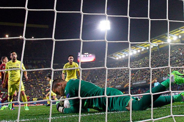 Kiper Villarreal, Sergio Asenjo, melakukan penyelamatan saat tampil melawan AS Roma dalam laga 32 besar Liga Champions di Stadion El Ceramica, Villarreal, pada 16 Februari 2017.