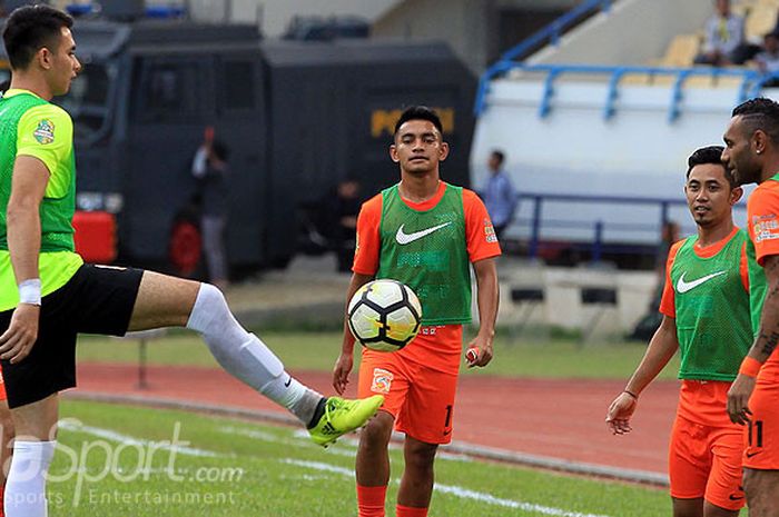 Pemain Borneo FC melakukan pemanasan menjelang dimulainya laga Piala Gubernur Kaltim 2018 Persebaya Surabaya di Stadion Palaran Samarinda, Kalimantan Timur, Minggu (03/04/2018) sore.