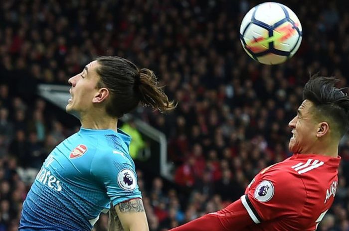 Penyerang Manchester United, Alexis Sanchez, beradu sundulan kontra bek Arsenal, Hector Bellerin, pada laga Liga Inggris di Stadion Old Trafford, Manchester, pada 29 April 2018.