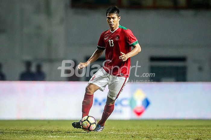 Aksi bek Persib, Achmad Jufriyanto, saat membela timnas Indonesia melawan timnas Suriah U-23 dalam partai uji coba di Stadion Wibawa Mukti, Cikarang, Jawa Barat, Sabtu (18/11/2017).