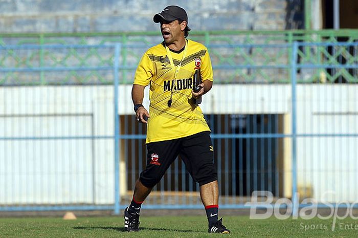 Pelatih fisik Madura United, Joachim Filh saat latihan bersama di Stadion Gelora Bangkalan, Jawa Timur (24/08/2017) Kamis sore.