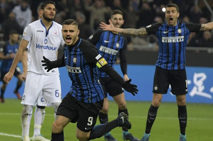 Selebrasi striker Inter Milan, Mauro Icardi (9), saat merayakan gol pertama dari dua yang berhasil ia cetak ke gawang Atalanta dalam lanjutan Liga Italia 2017-2018 di Stadio Giuseppe Meazza, Milan, Italia, pada Minggu (19/11/2017).