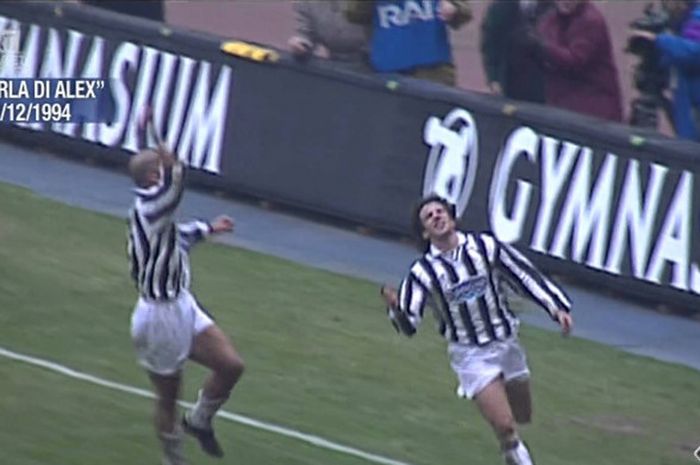 Striker Juventus, Gianluca Vialli, berselebrasi dengan tandemnya yang mencetak gol ke gawang Fiorentina, Alessandro Del Piero, pada 4 Desember 1994.