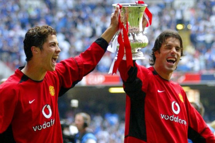 Ruud van Nistelrooy (kanan) dan Cristiano Ronaldo mengangkat trofi Piala FA seusai mengalahkan Millwall pada laga final di Cardiff, 22 Mei 2004.