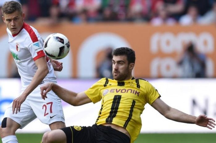 Penyerang Augsburg, Alfred Finnbogason (kiri), berduel dengan bek Borussia Dortmund, Sokratis Papasthatopoulos, dalam partai Liga Jerman di Augsburg, 13 Mei 2017.