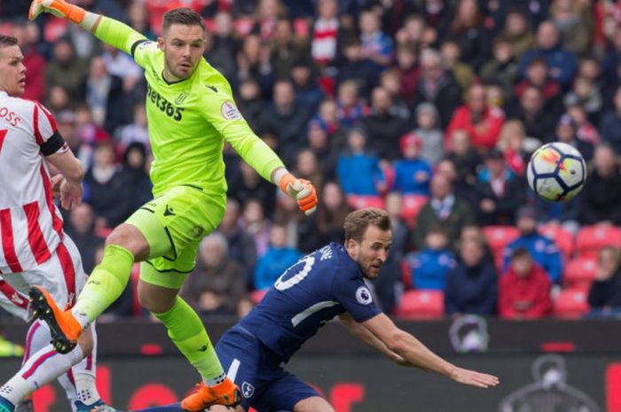 Striker Tottenham Hotspur Harry Kane (kanan) mencetak gol ke gawang Stoke City kawalan Jack Butland dalam partai Liga Inggris di Bet 365 Stadium, Stoke on Trent, 7 April 2018.